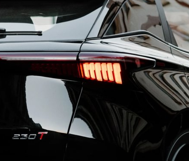 BOLD PIANO-STYLE TAIL LIGHTS